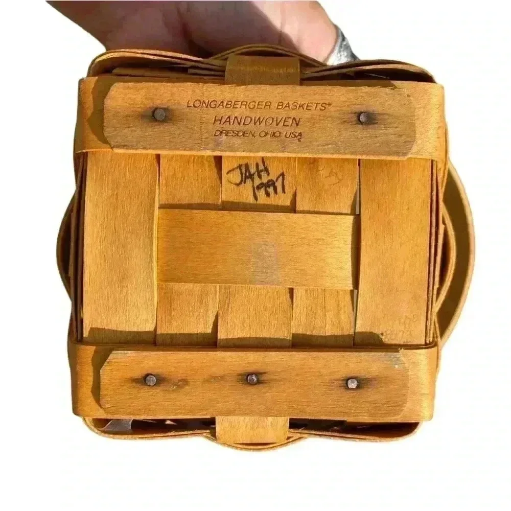 Small Round Longaberger Basket w/ Square Bottom